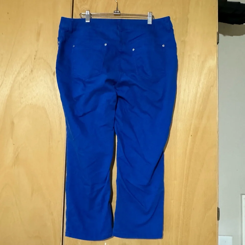 Chicos Platinum Denim Crop Jeans. - Picture 2 of 4